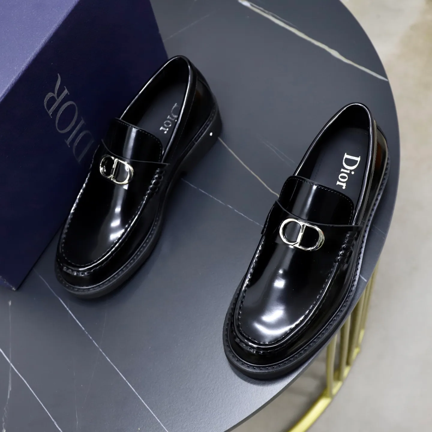Factory price: 640💰Top original order Brand: Dior DIOR Standard code: Men's size 39-44 (38/45/can be customized) Grade: Same style as the official website Original order quality Material: Original cowhide Water-dyed cowhide lining Original distinguished outsole Style category: Men's fashionable casual leather shoes Distinguished big-name luxury elements top luxury Color: Color of the actual picture